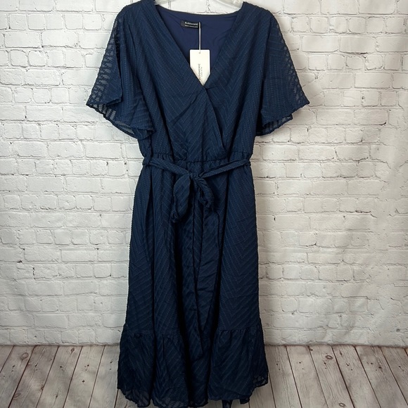 BloomChic Navy Geometric Mesh Ruffle Sleeve Pocket Wrap Dress Plus Size 1X - Picture 6 of 10